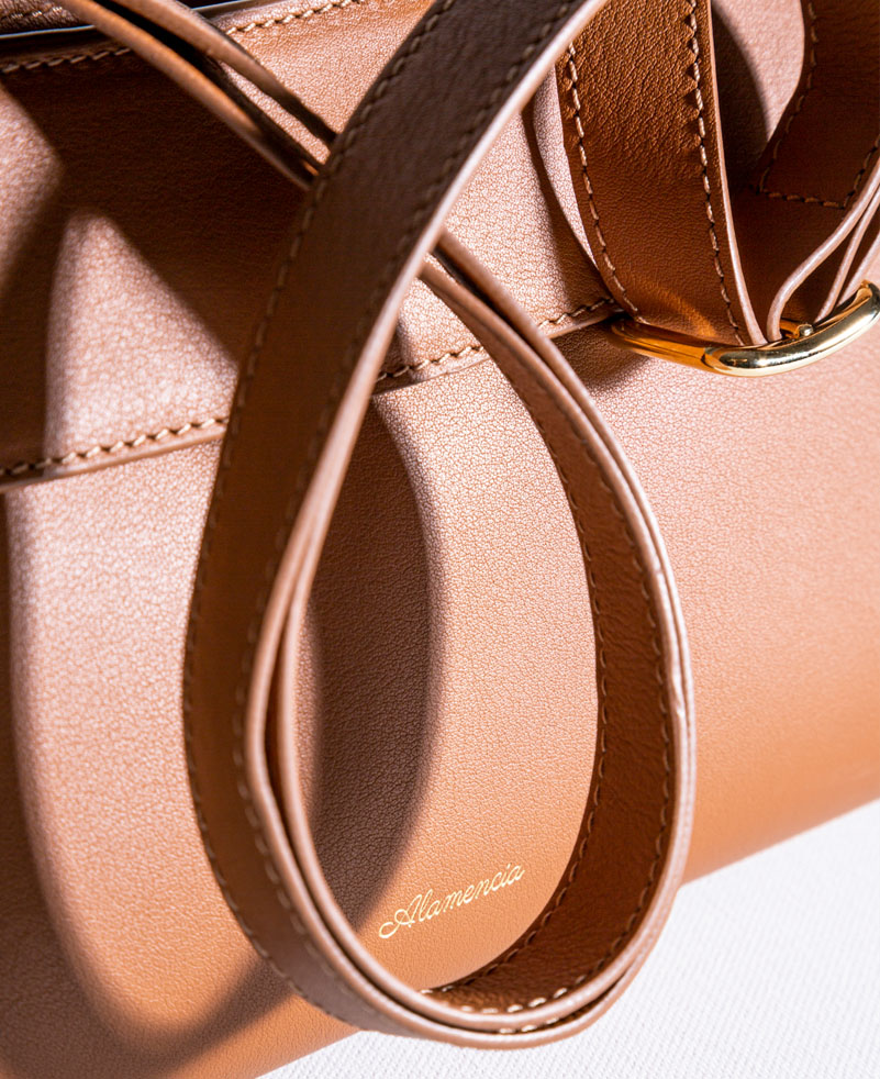 Le-singulier-marron3 Sac à bandoulière en camel - Le singulier