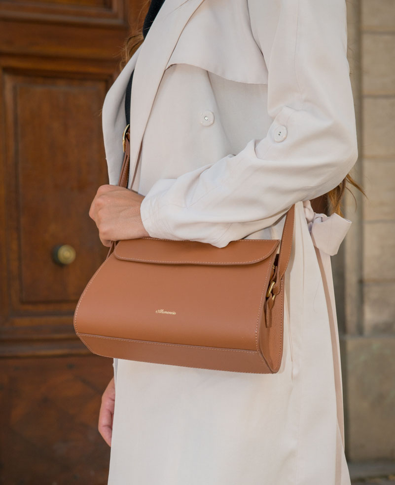 Le-singulier-marron8 Sac à bandoulière en camel - Le singulier