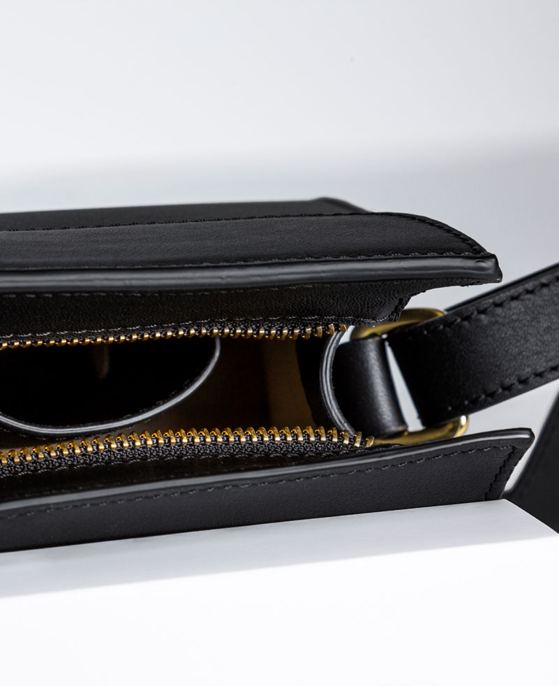 Le-singulier-noir2 Sac à bandoulière en noir - Le singulier