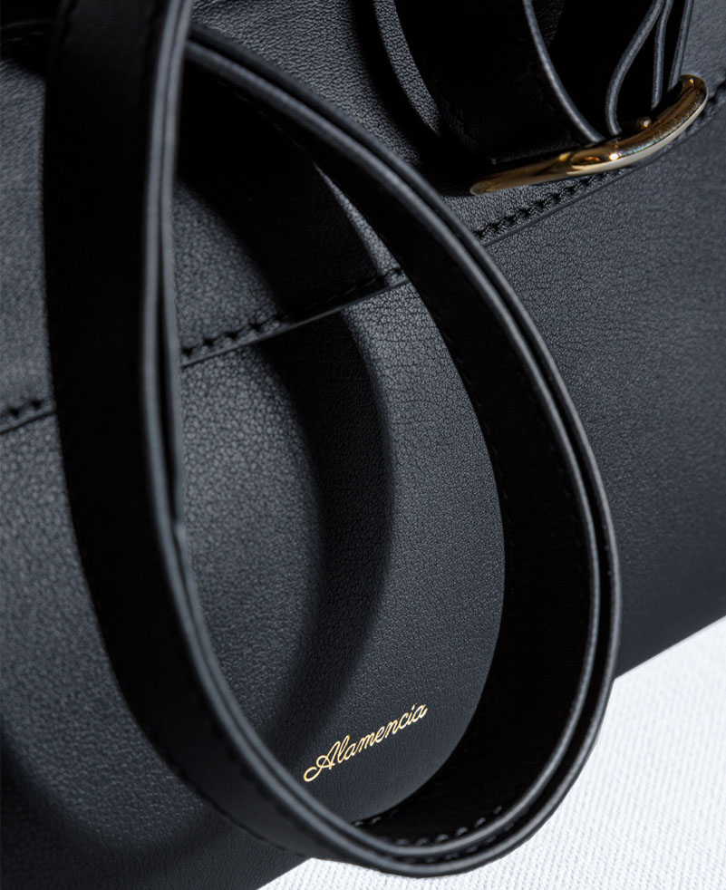 Le-singulier-noir4 Sac à bandoulière en noir - Le singulier